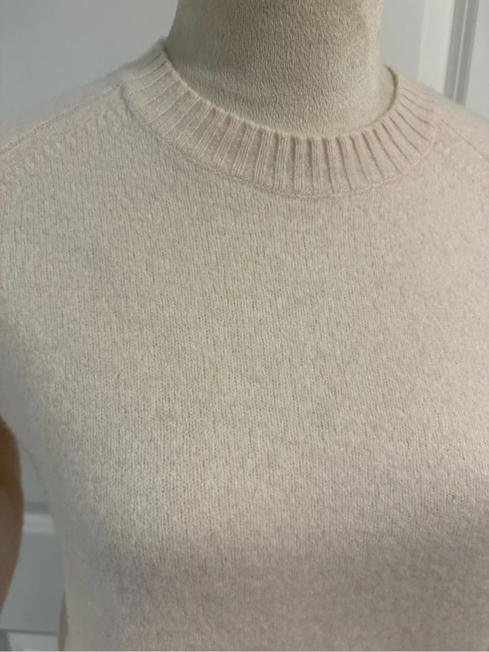 Uniqlo Crewneck Cream Wool Sweater - Picture 3 of 12